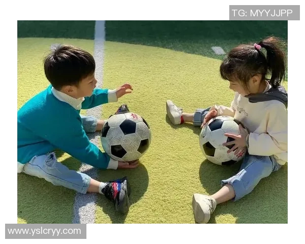 足球明星与幼儿亲密互动瞬间捕捉快乐时光的精彩瞬间 足球明星与幼儿亲密互动瞬间捕捉快乐时光的精彩瞬间