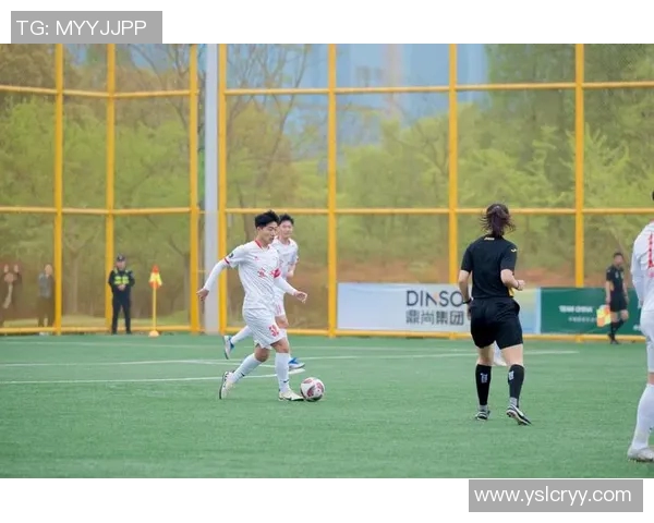 足球明星同框瞬间珍藏回忆展现绿茵场上的友谊与激情