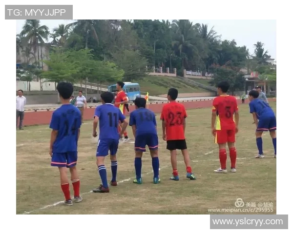 康纳与足球明星亲密合影展现运动精神与友谊的精彩瞬间