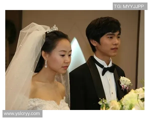 足球明星与爱妻甜蜜互动视频集锦展现幸福家庭生活瞬间