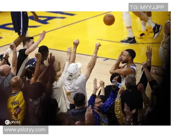 足球明星们的晚安动作集锦展现温馨一刻与亲密互动的精彩瞬间 足球明星们的晚安动作集锦展现温馨一刻与亲密互动的精彩瞬间